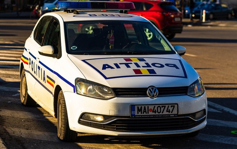 Zeci de mașini, vandalizate într-o singură noapte în Cluj. Poliția caută făptașii | Video