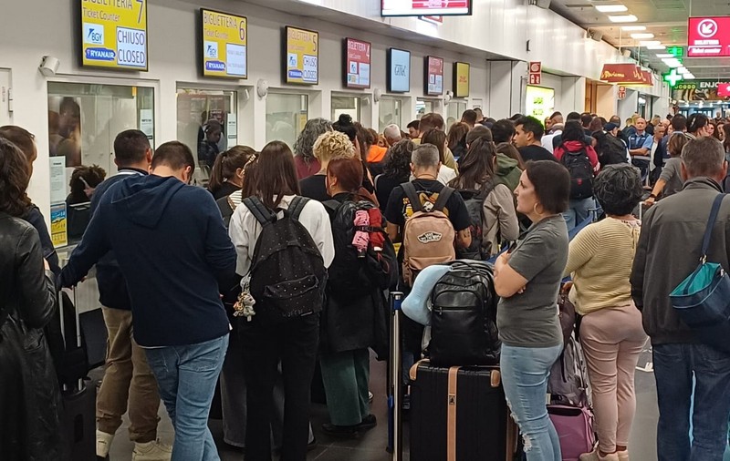 Un bărbat a fost aspirat de motorul unui avion, pe aeroportul din Bergamo. Mai multe zboruri au fost anulate pentru scurt timp