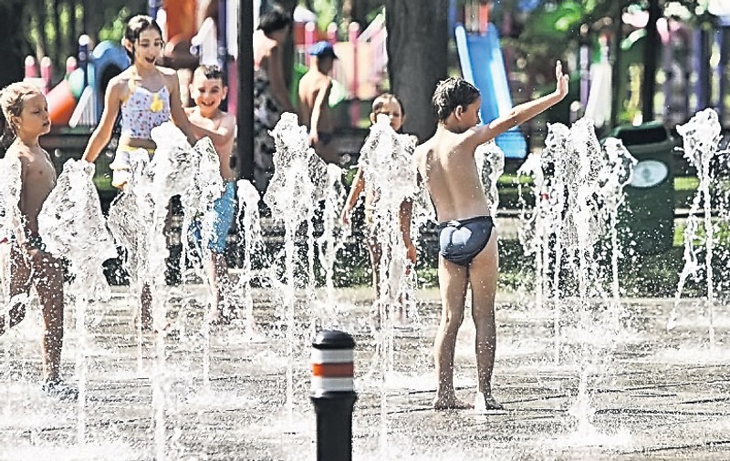 Caniculă în toată ţara, până joi. Temperaturile vor ajunge şi la 37 de grade. Când se răcoreşte