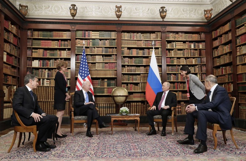 Biden și Putin, alături de șefii diplomației și de traducători, în prima parte a summitului FOTO: Profimedia