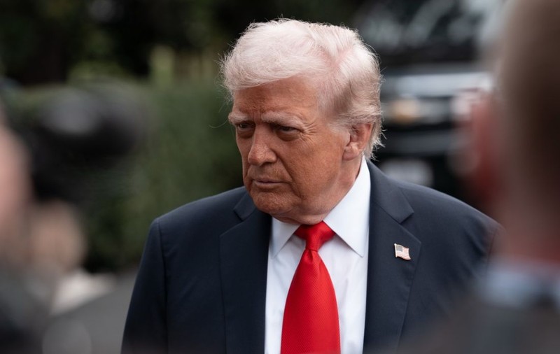 Donald Trump râde din nou de Joe Biden: i-a schimbat portretul din noua galerie prezidențială cu un stilou automat