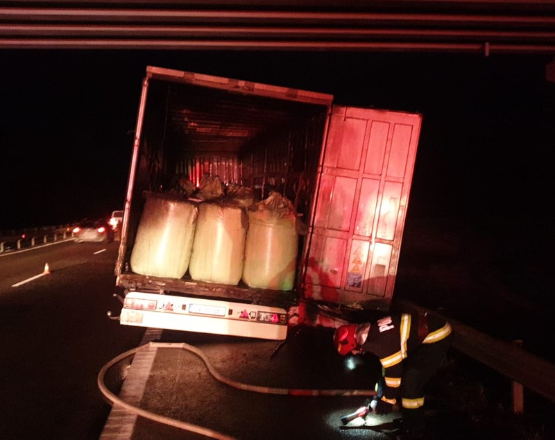 Un TIR încărcat cu 24 de tone de uree granulată a ars ca o torță pe A3. Traficul în zonă a fost blocat