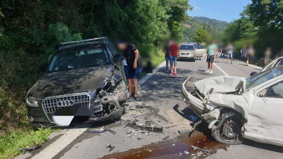 Accident pe Valea Oltului. O femeie gravidă și un copil printre răniți