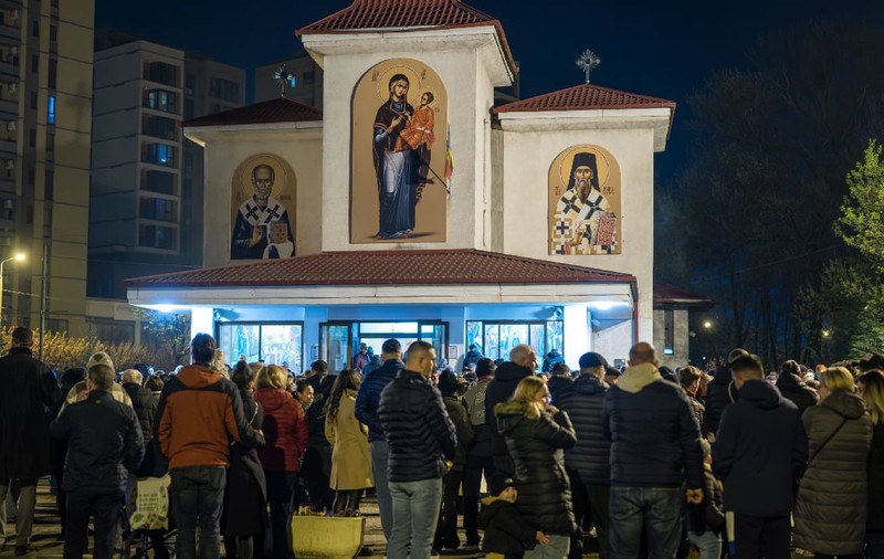 Un psiholog explică diferența dintre credincioșii români și cei din străinătate: „Ca la piață. Se mai și pupă”
