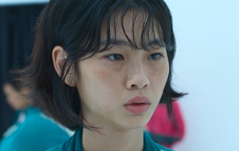 Actrița HoYeon Jung din „Squid Game” apare pe coperta Vogue Coreea. Poartă o ținută îndrăzneață
