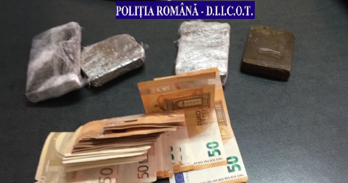 A vrut 10.000 de lei pe câteva sute de grame de hașiș, dar a ajuns în arest. Drogurile ajunseseră în România din Italia, într-un colet