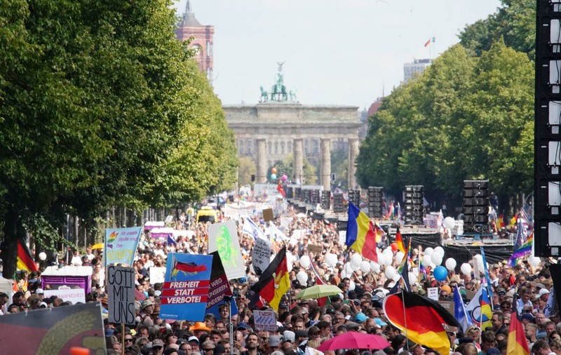 Campanie controversată în Berlin, pentru purtarea măștii de protecție: „Degetul arătător ridicat pentru toți cei fără mască”