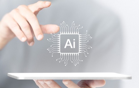 Un concept digital pentru inteligența artificială (AI), reprezentat de o proiecție grafică a unui microcip cu textul „Ai” deasupra unei tablete