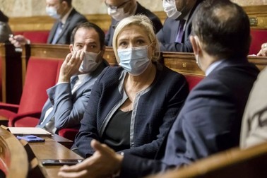 Marine Le Pen (centru), liderul Frontului Național | Foto: Hepta