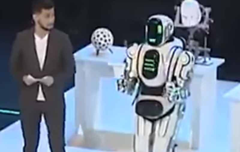 VIDEO | Un robot lăudat de presa din Rusia s-a dovedit a fi, de fapt, un om costumat. Cum s-a dat de gol