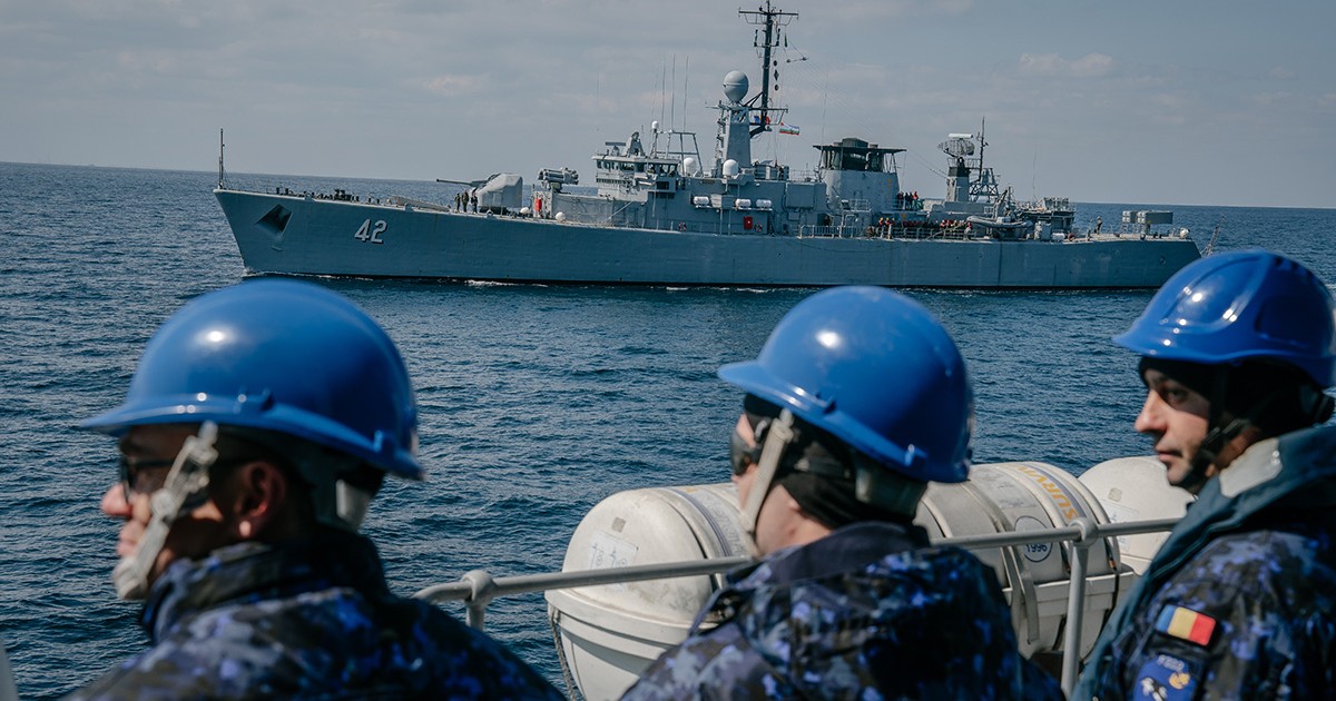 Soldați români n cadrul exercițiului militar multinațional „Sea Shield 25”, la bordul fregatei „Regina Maria”.