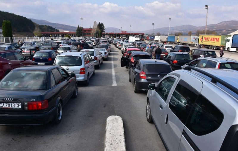 Ce au pățit doi români care au dat 290 de euro șpagă vameșilor, la intrarea din Grecia în Bulgaria