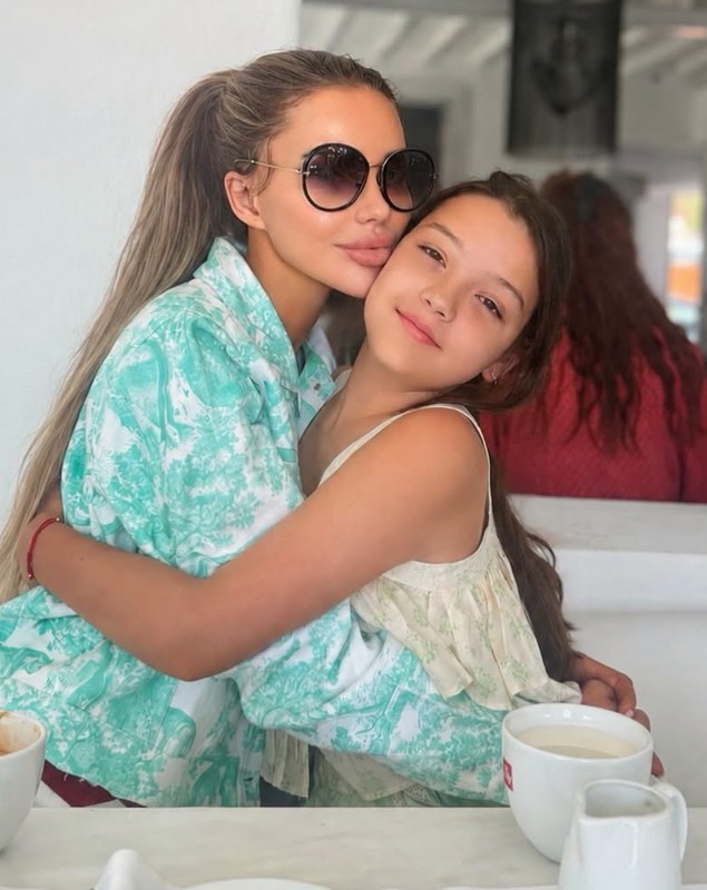 Cum se poartă Sofia, fetița Biancăi Drăgușanu, cu bunica ei. „Când se tensionează situația, mama mă sună”