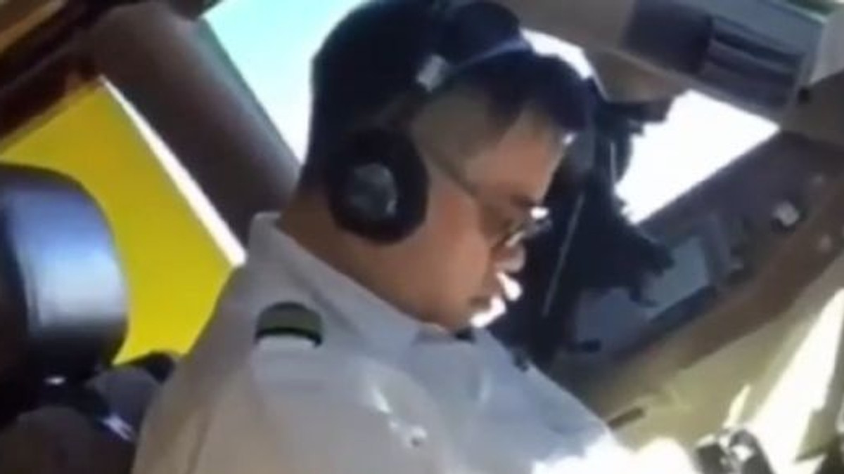 Un pilot a fost filmat dormind în timpul zborului