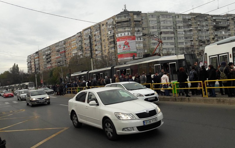 Circulaţia liniei 41 a fost blocată, miercuri dimineaţa, din cauza unei avarii la reţeaua de contact