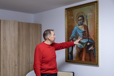 Icoana Sfântului Mina, ocrotitor al femeilor în primejdie, domină biroul preotului