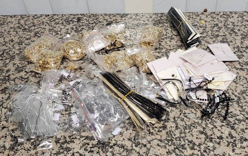 Bijuterii ascunse în pungi de cereale, descoperite de polițiștii de frontieră pe Aeroportul Otopeni