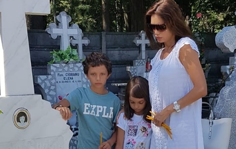 Cristina Spătar își duce des copiii la mormântul bunicii lor. Cântăreața și-a pierdut mama când avea 22 de ani