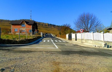 Strada asfaltată și marcată care duce spre nicăieri