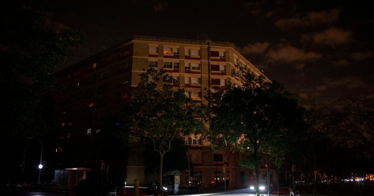 Stradă în întuneric în timpul penei de curent, pe 28 aprilie 2025, în Barcelona.