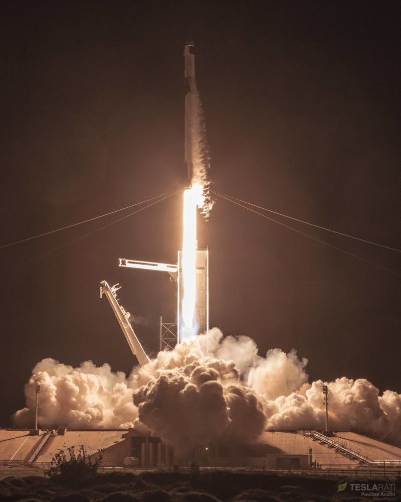Racheta Falcon 9, purtând capsula Dragon