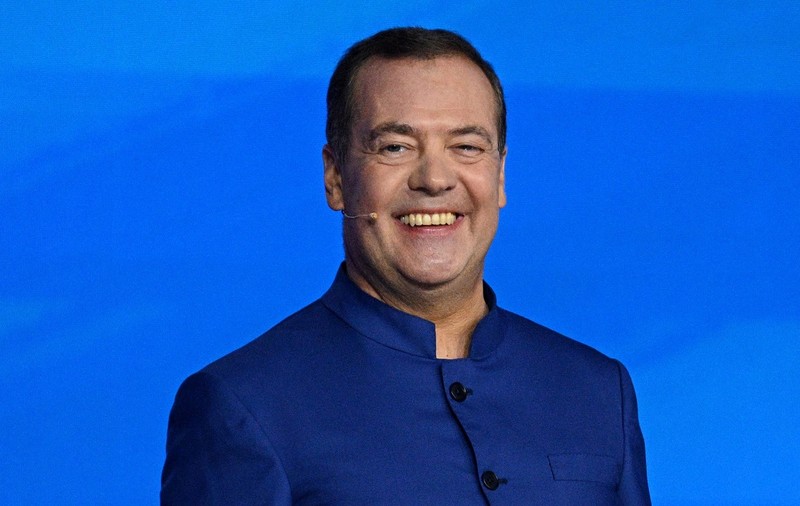 Dmitri Medvedev l-a amenințat cu spânzurătoarea pe președintele Letoniei, „o țară care nu există”