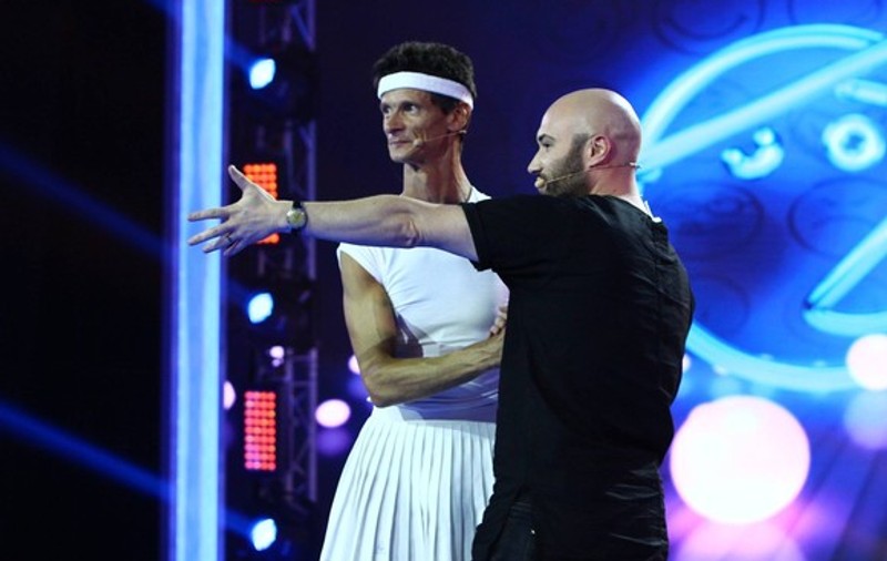 Mihai Bendeac, sărutat pe gură de un bărbat/ FOTO ÎN ARTICOL