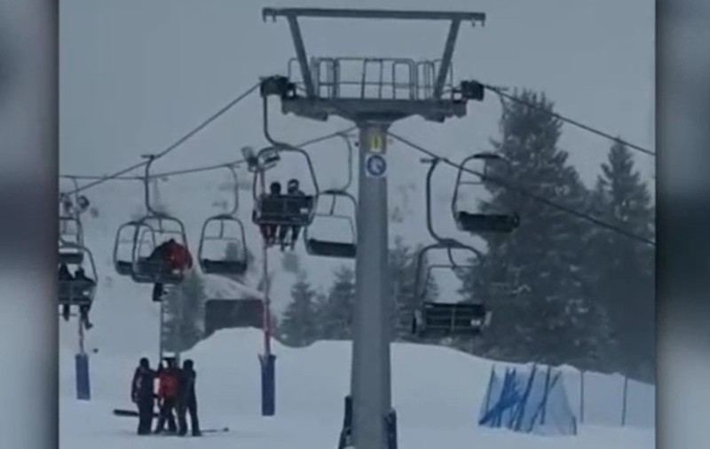 Turiști coborâți cu scara din telescaun, la Straja. Instalația s-a blocat cu 30 de oameni deasupra pârtiei