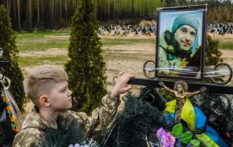 Un băiat de 10 ani vizitează constant mormântul tatălui său, care a murit în timp ce apăra orașul Irpin