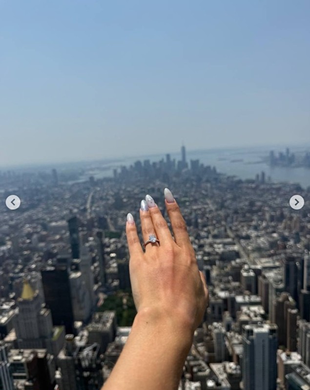 Un rus și-a cerut iubita de soție la 443 de metri înălțime, fără corzi, pe Empire State Building. Amândoi au fost arestați
