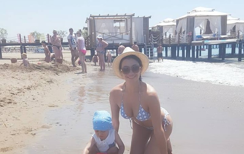 Claudia Pătrășcanu a făcut senzație pe plaja din Turcia. Cât de sexy e în costum de baie