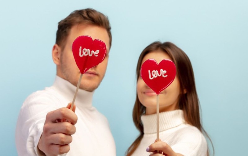 Cum gestionează cuplurile din România banii de Valentine’s Day și Dragobete. Bărbații au un buget cu 200 de lei mai mare decât partenerele lor