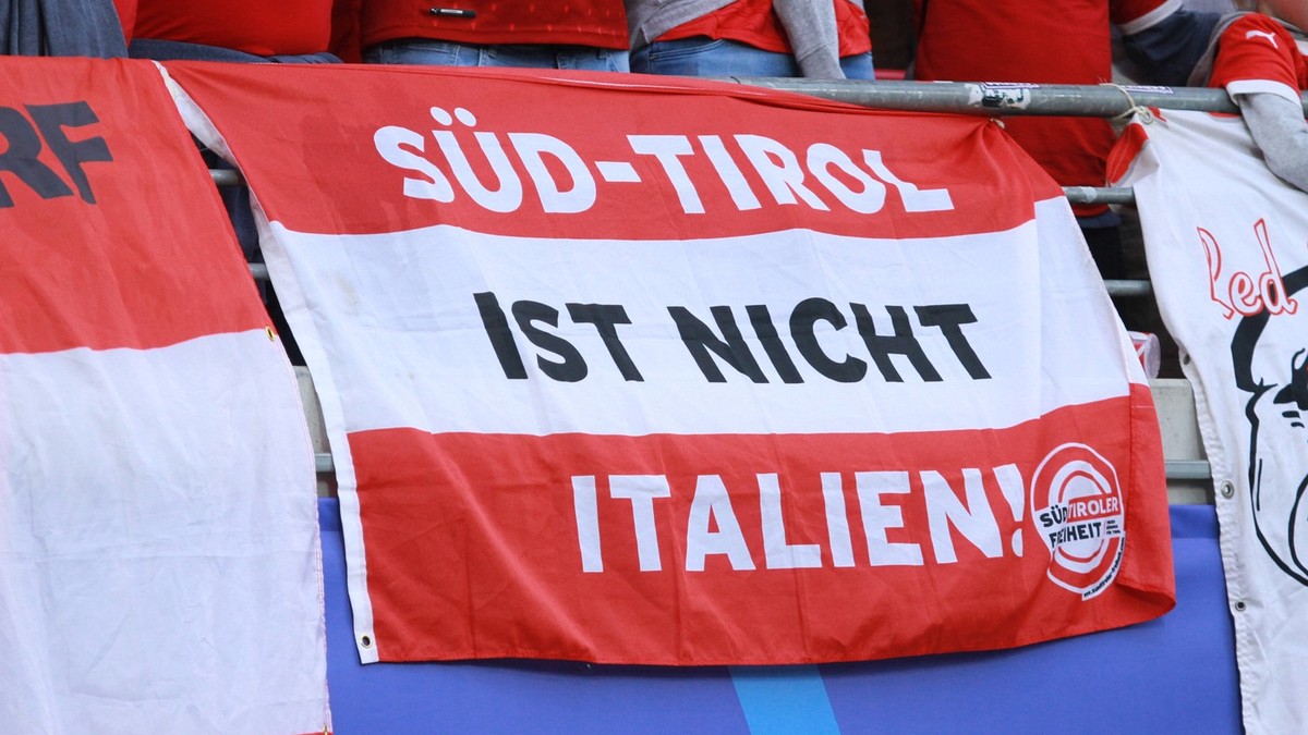 Sloganul „Tirolul de Sud nu este italian”, expus la un meci de fotbal Foto: Profimedia