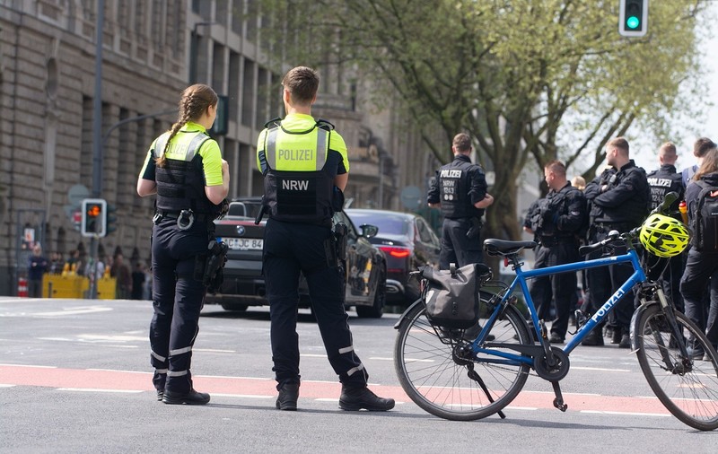 Locuitorii din două orașe germane au chemat poliția, după ce s-au trezit cu mai mulți bărbați și femei la ușile lor: „Toți sunt români”
