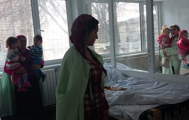 Saloane fără apă caldă, cu igrasie și toalete murdare în spitalul din Tecuci FOTO&VIDEO