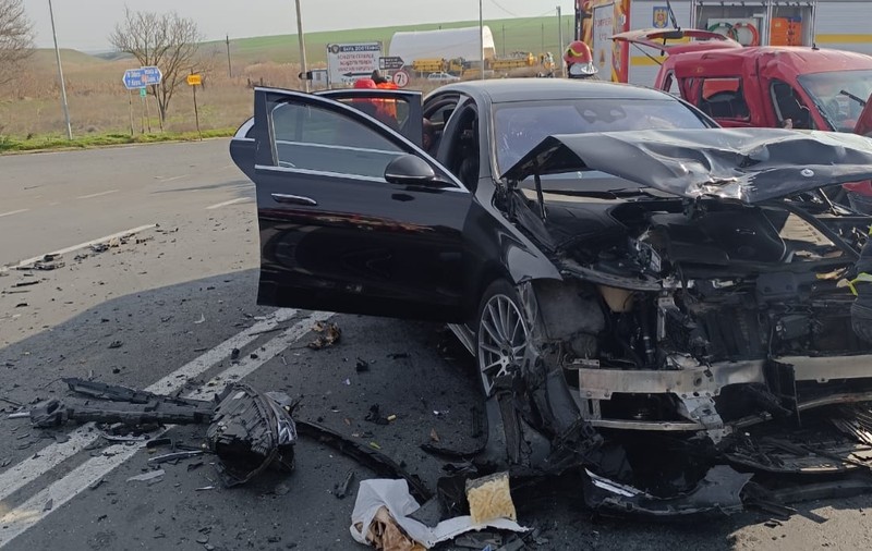 Accident cu zece victime în Constanța, în a doua zi de Crăciun: șase adulți și patru copii au ajuns la spital după ce două mașini s-au lovit frontal
