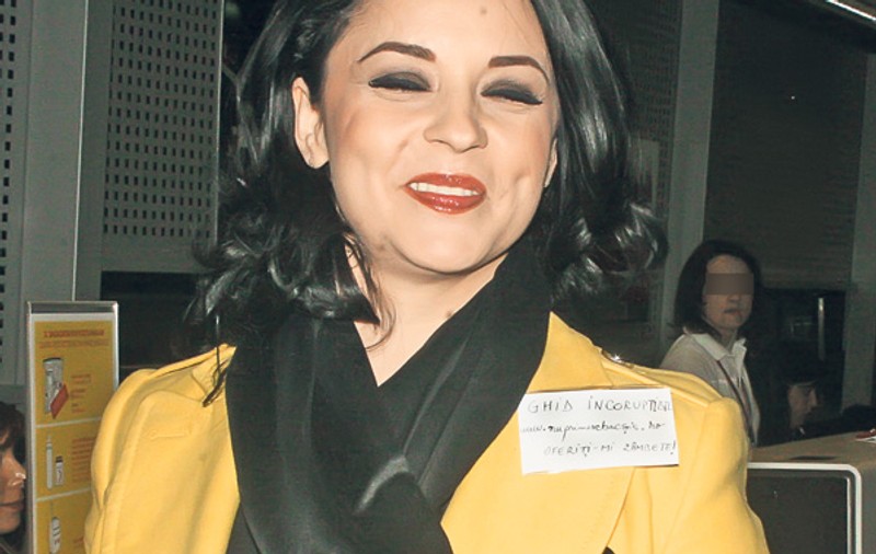 Bănică jr, nu-i aşa că-i drăgălaşă? Andreea Marin a plecat ieri la Istanbul, cu zâmbetul pe buze