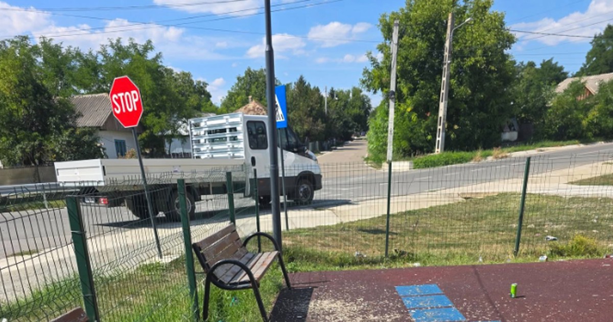 O camionetă trce pe lângă un parc din Borosoaia, județul Iași, unde