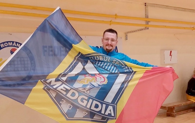 Procurorii din Medgidia au clasat cazul antrenorului de volei, calificând indicațiile de topless „că ai sâni frumoși pentru 13 ani” drept „sfaturi vestimentare”!