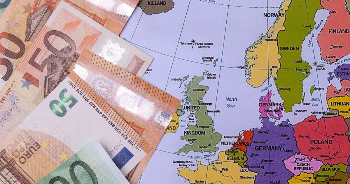 Bancnote euro și o hartă color a Europei, prim-plan, imagine din sus.