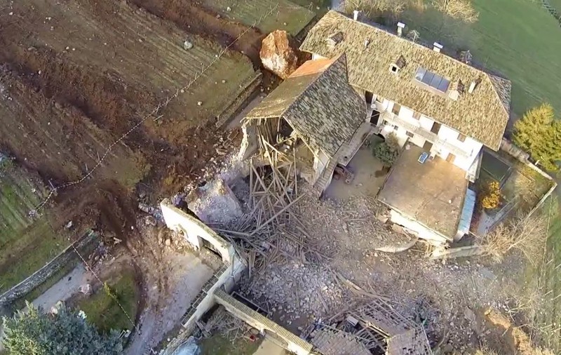 Scene şocante în Italia! Casă devastată de mai multe stânci desprinse din munte | FOTO 