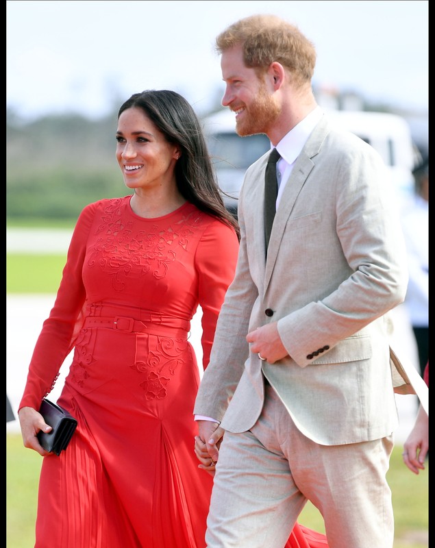 FOTO | Meghan Markle, prima gafă vestimentară de când a devenit ducesă. Ce a pățit soția prințului Harry în văzul tuturor