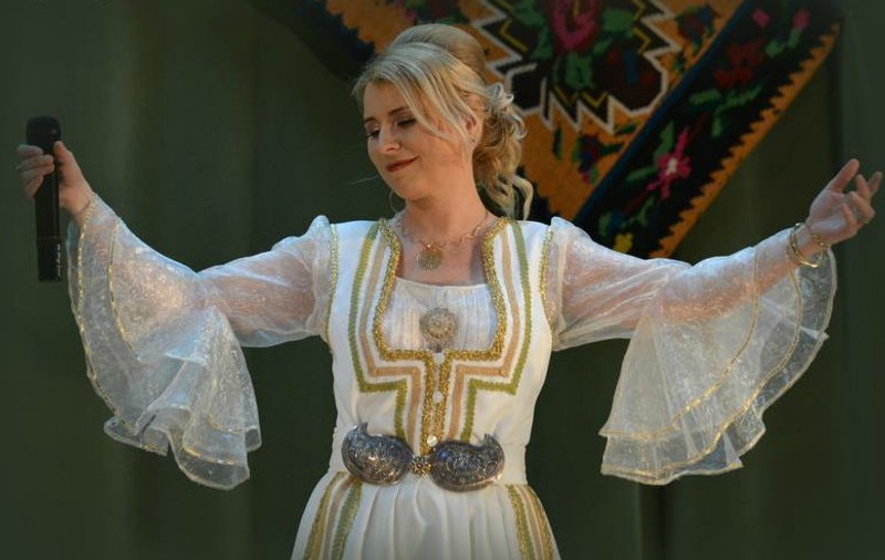 EXCLUSIV/ E ”doctor de suflete” prin muzică și medic primar în restul timpului. Solista Corina Elena Badea este șefă de secție la Spitalul Județean din Tulcea