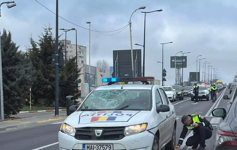 O fată de 15 ani a fost lovită pe o trecere de pietoni din Constanța de o mașină de poliție aflată în misiune