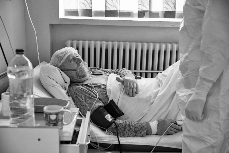 Un bărbat de 77 de ani discută cu medicul Costache