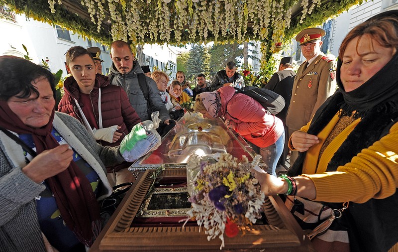 Moaştele, pelerinajele și  ritualurile sociale în căutare de sens. Unde începe ruptura  dintre ”săracii” care merg la Sfânta Parascheva și ”fericiții” din clasa de mijloc