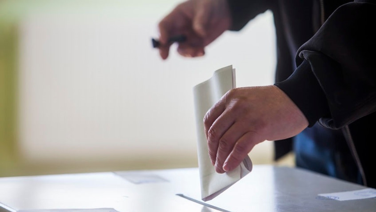 Prezenta la vot - urna de vot