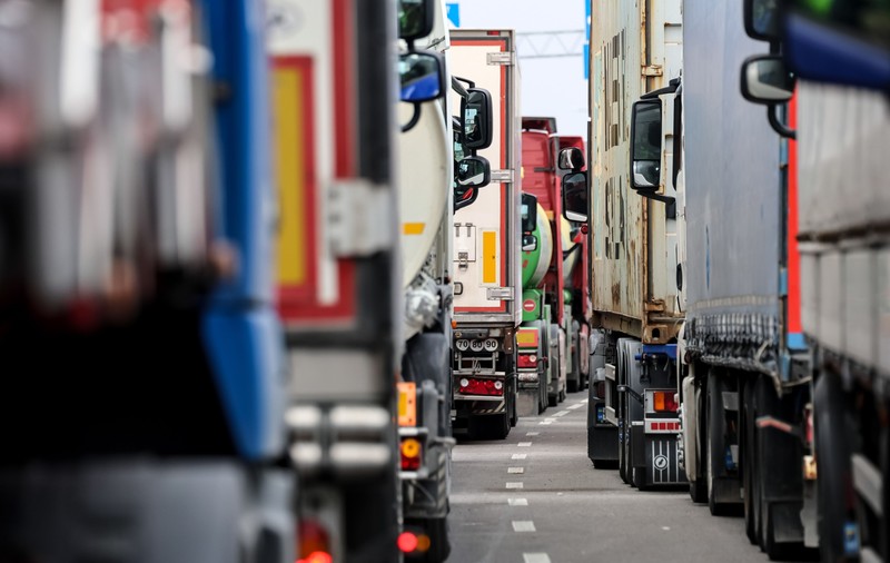 Primele camioane ucrainene au început să intre în Polonia, după ce fermierii polonezi au pus capăt blocadei de la una dintre vămi