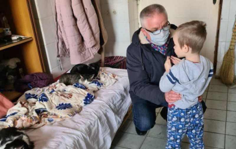 Băiețel de 11 ani din Ucraina, refugiat în Moldova cu mama, bunica și 11 pisici, către angajatul DSP: „Tu ești tatăl meu?”
