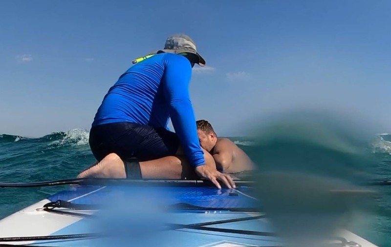 „Am auzit ţipetele copiilor” Momentul în care un român și cei doi copii au fost salvați de la înec în ultimul moment de un surfer care făcea paddle în Grecia
